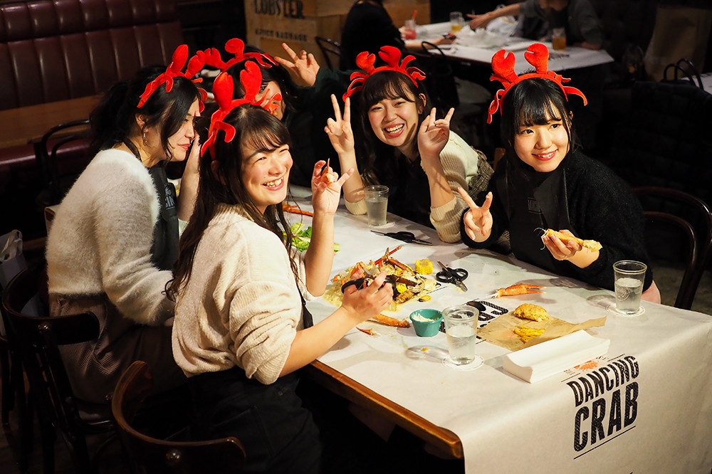 許多日本人都很喜歡來 Dancing Crab 聚餐或慶生（攝影：吳文元）