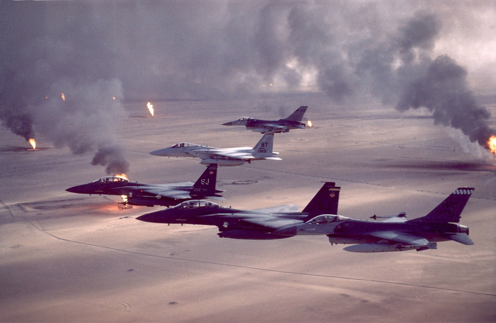 美軍1990年前進科威特，發動沙漠風暴行動的F-16A、F-15多款戰機。（圖片取自美國空軍）
