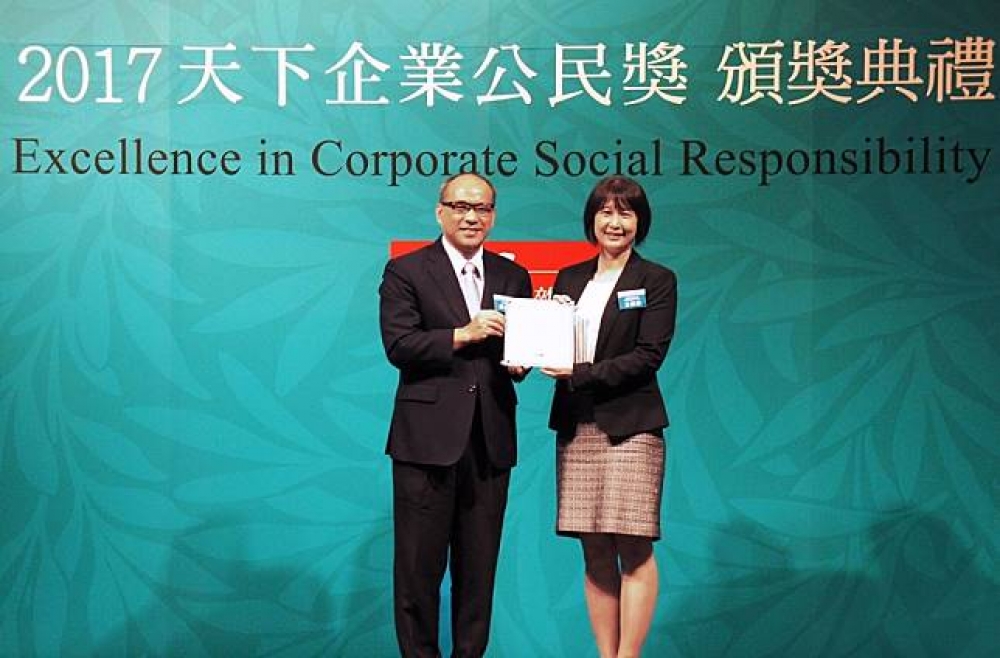3M台灣首度參賽天下企業公民獎，即榮獲外商前5名肯定。(右為3M台灣王思婷策略長，左為金管會副主委鄭貞茂)（圖片來源：3M）
