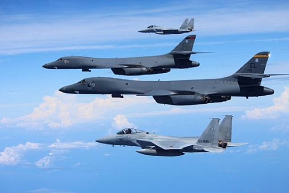美國、日本於北韓國慶日當天（9日），分別派出B-1「槍騎兵」轟炸機（B-1Bs）及F-15鷹式戰鬥機（F-15 fighters）飛越東海。（湯森路透）