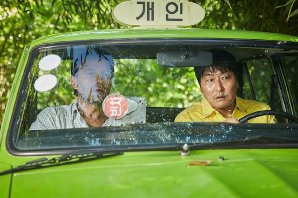 韓國劇情片<我只是個計程車司機>，主要描述1980年代南韓民主化浪潮下前期的「光州事件」，時代背景和台灣的「美麗島事件」若合符節。（車庫娛樂提供）