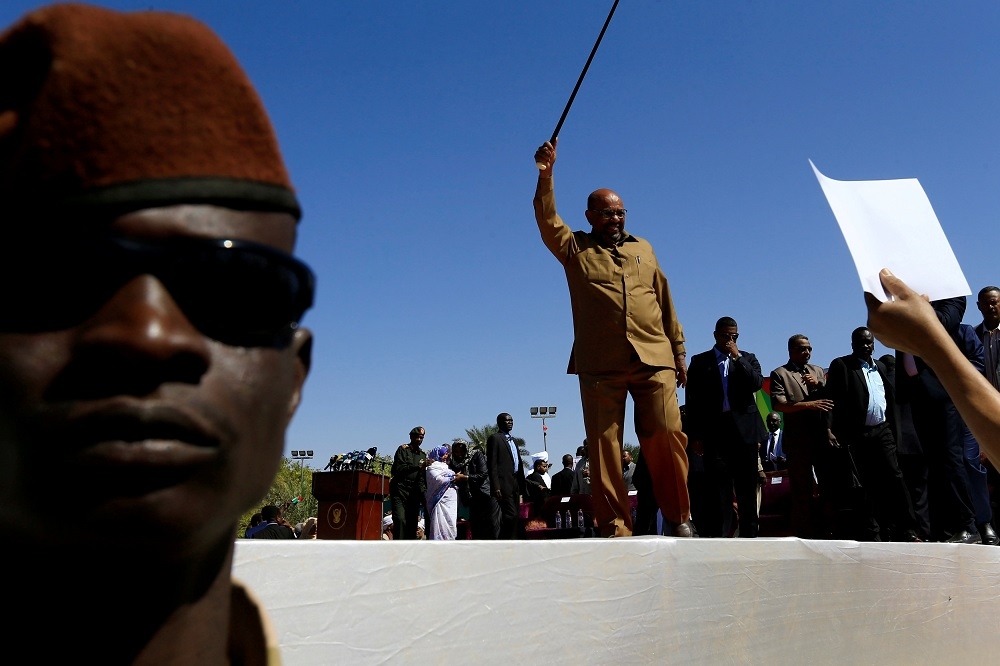 手舉拐杖者為非洲蘇丹總統阿巴席爾（Omar al-Bashir）。（湯森路透）
