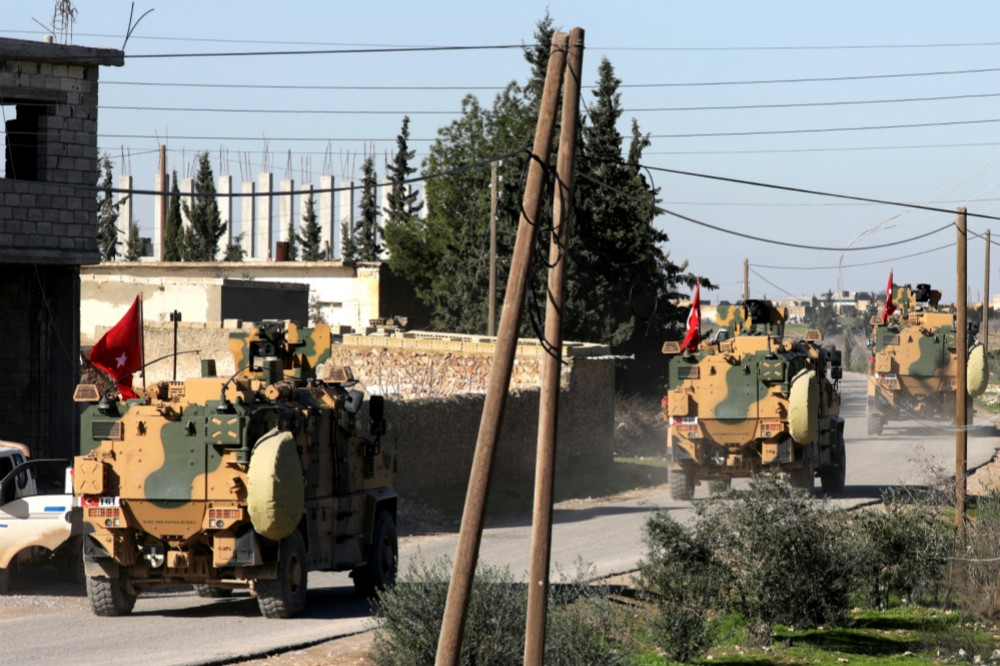 土耳其武裝部隊進入敘利亞邊境地區。（湯森路透）