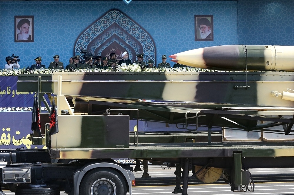 伊朗22日在閱兵中展示的飛彈。（湯森路透）