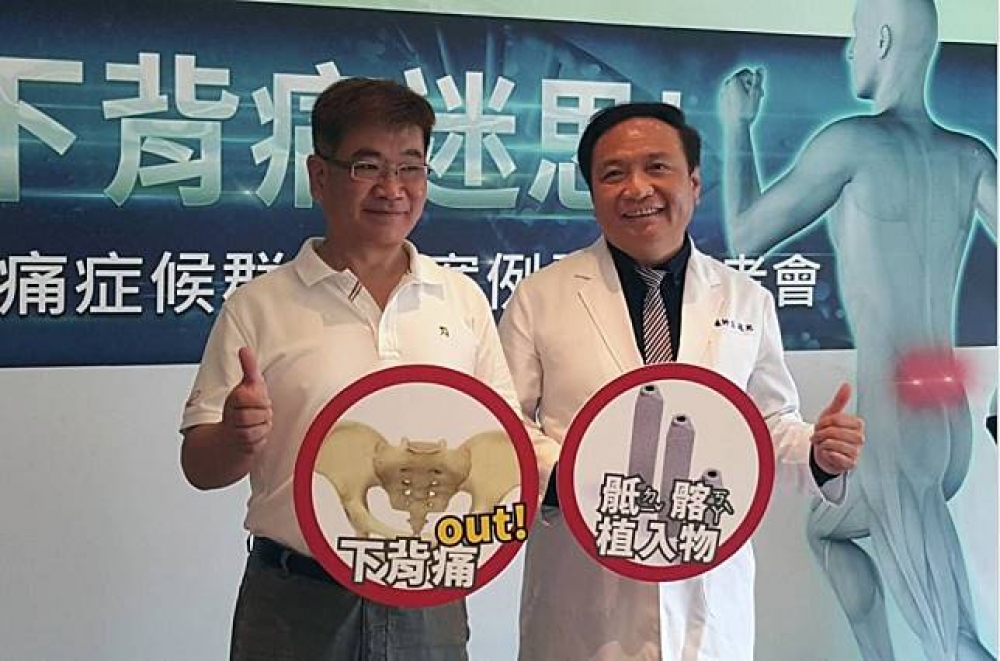 王超然醫師（右）與台灣首例術後成功的病患雲先生。(圖片來源：虞煥榮)