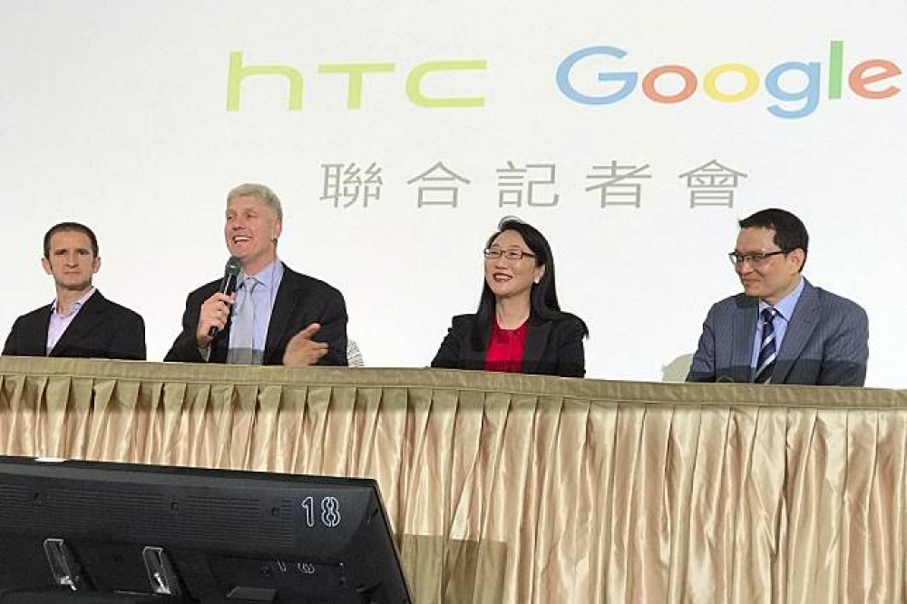 Google資深副總裁歐斯特羅(Rick Osterloh，左二)與宏達電董事長王雪紅(右二)一起出席21日收購案記者會。（美聯社）