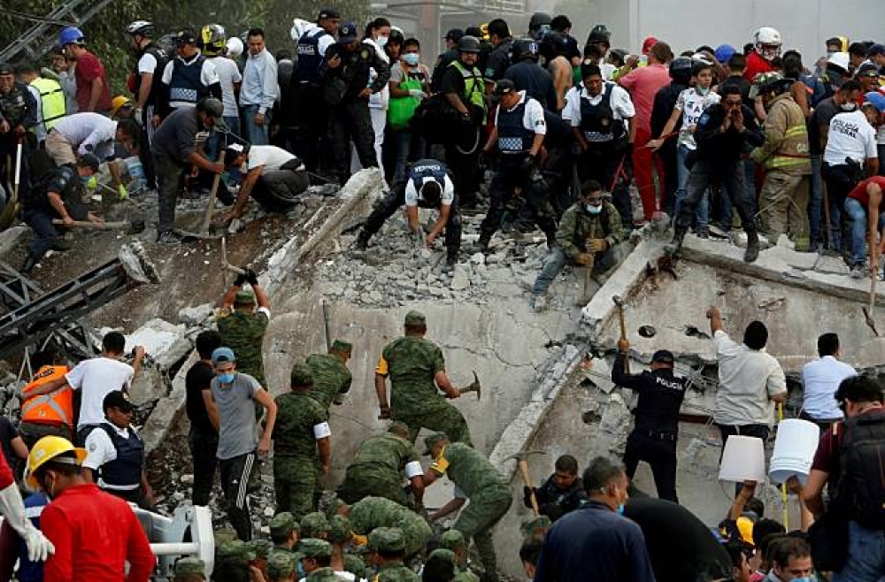 墨西哥南部再傳規模7.1級強震，我國陳姓台商的親屬共5人受困瓦礫堆。（湯森路透）