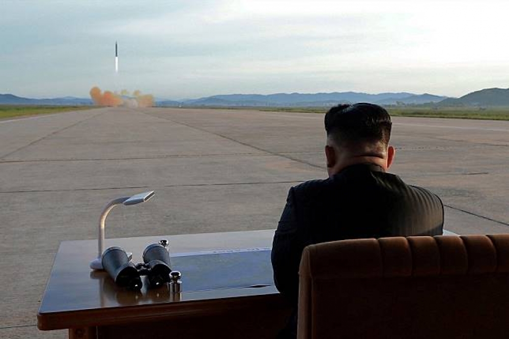 北韓領袖金正恩觀看「火星12型」飛彈測試。（湯森路透）