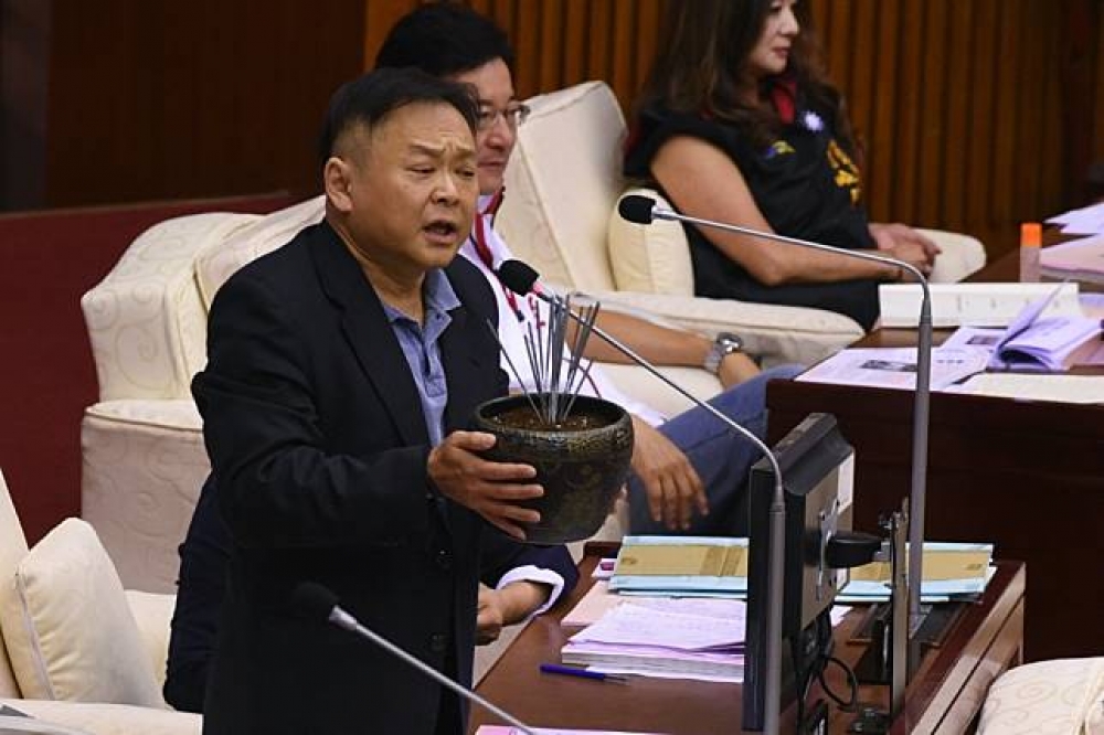 台北市議員王世堅，特別帶來香爐送給柯文哲，提醒「你是人不是神。」（攝影：葉信菉）