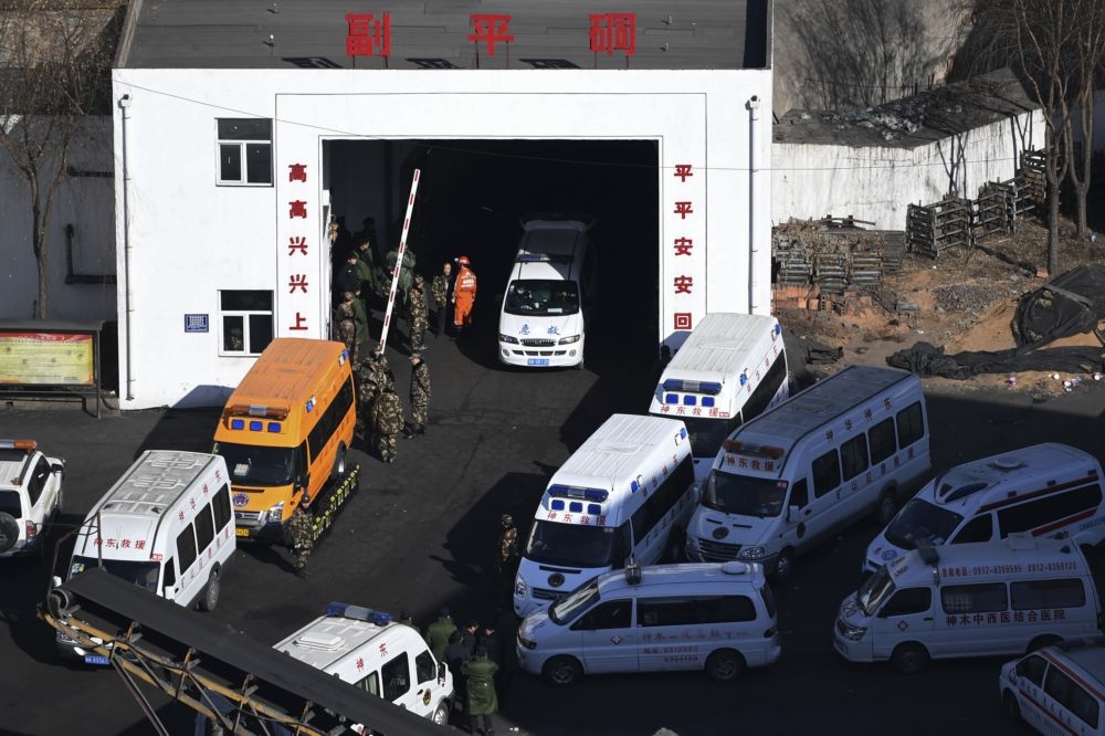 中國陝西神木市李家溝煤礦礦坑12日發生坍塌，21名礦工罹難。（美聯社）