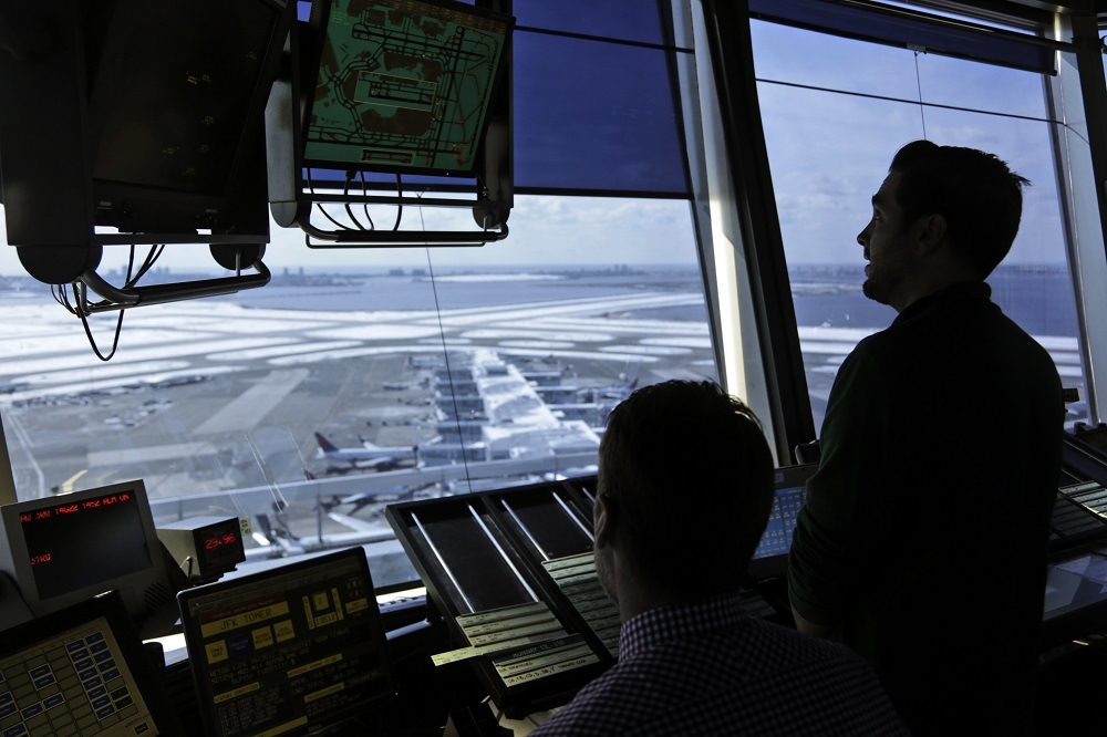 美國機場塔台的航管人員，因受到政府停擺影響無償上班。（美聯社）