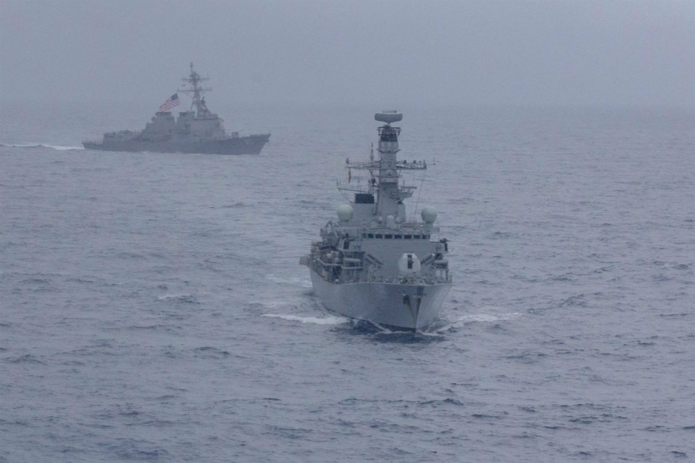 赴南海聯合演習的美軍麥坎貝爾號驅逐艦（圖左後）與英國阿爾蓋號巡防艦（圖右前）。（圖片取自美國海軍）