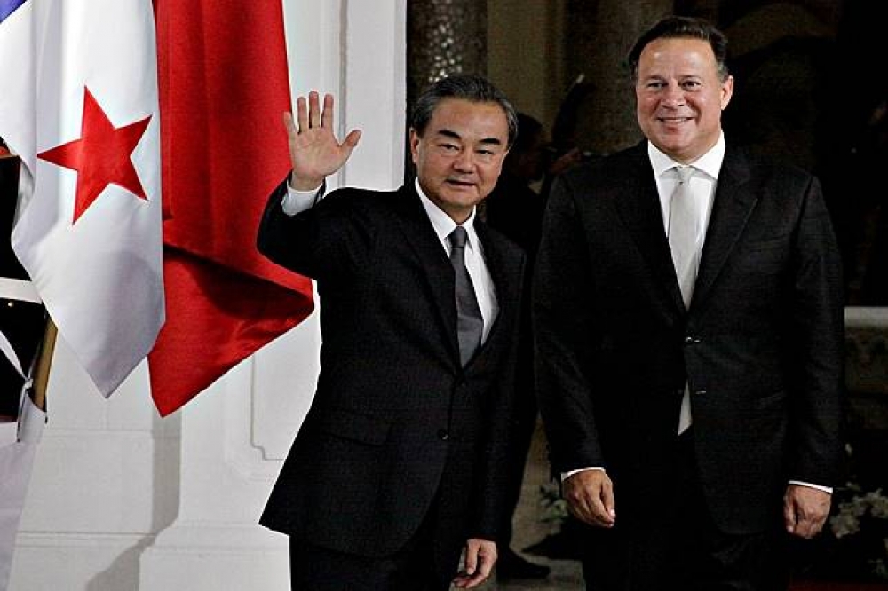 巴拿馬總統巴雷拉（左）16日與中國外交部長王毅（右）會面。（湯森路透）