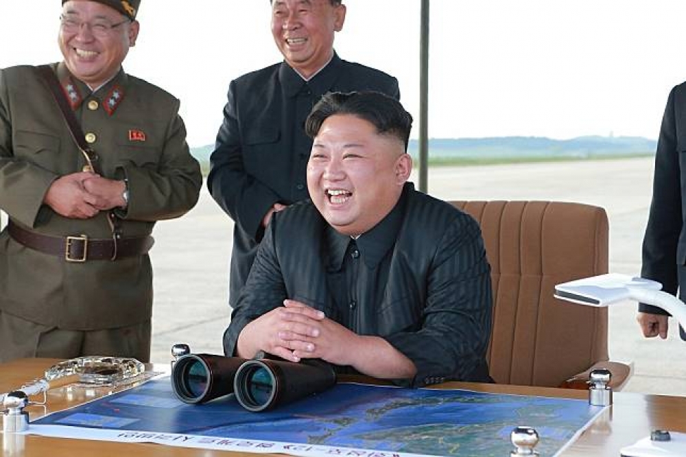 北韓領導人金正恩15日親自坐鎮監督飛彈發射。（湯森路透）