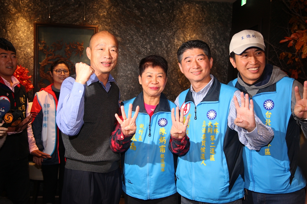 國民黨立委候選人陳炳甫（右2）22日找來高雄市長韓國瑜（左1）站台，藉「韓市長」高人氣拉抬選情。（攝影：張哲偉）