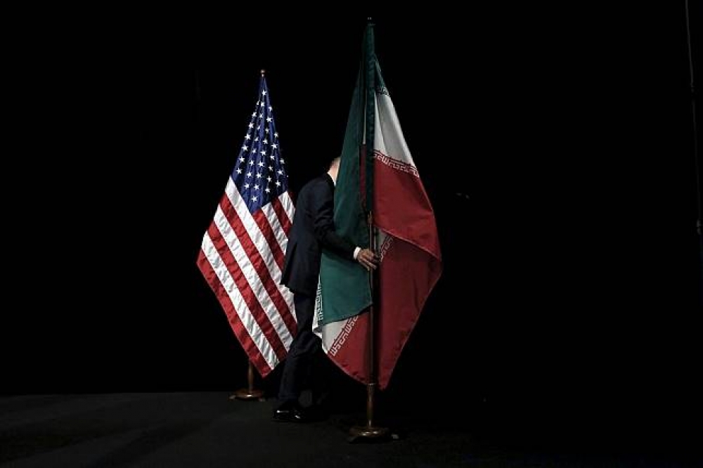 美國國旗與伊朗國旗。（湯森路透）