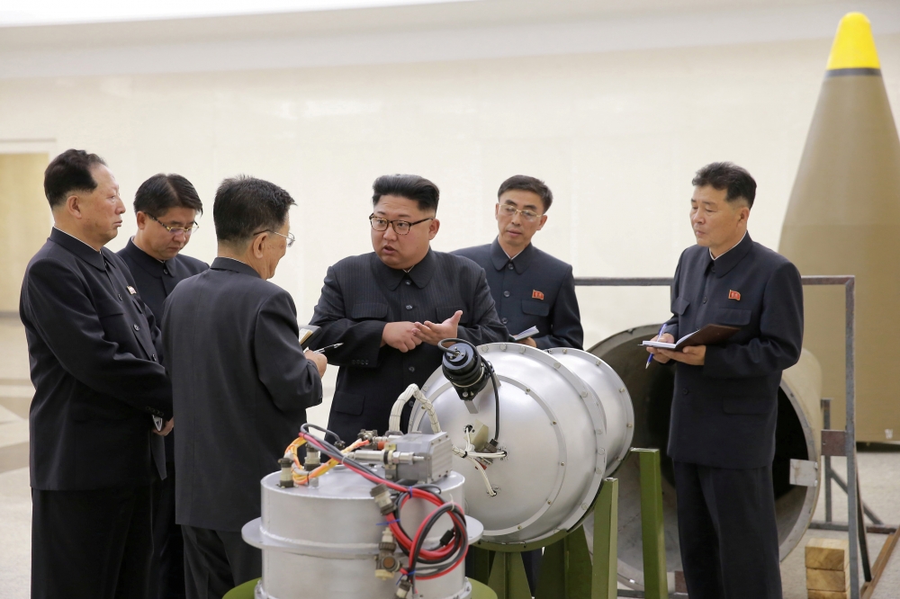 北韓領導人金正恩視察核武研發機構。（湯森路透）