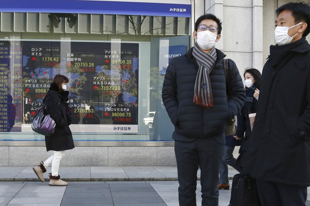 流感疫情仍持續擴散的日本，政府也提醒國民應減少接觸並勤洗手、戴口罩預防。（美聯社）