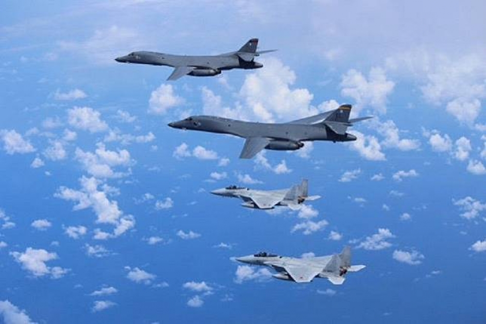 美日戰機於北韓國慶日當天，分別派出B-1「槍騎兵」轟炸機（B-1Bs）及F-15鷹式戰鬥機（F-15 fighters）飛越東海。（湯森路透）