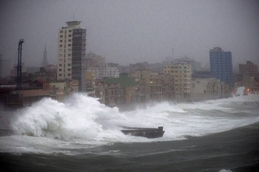 颶風厄瑪在古巴首都哈瓦那（Havana）沿岸引發巨浪。（美聯社）