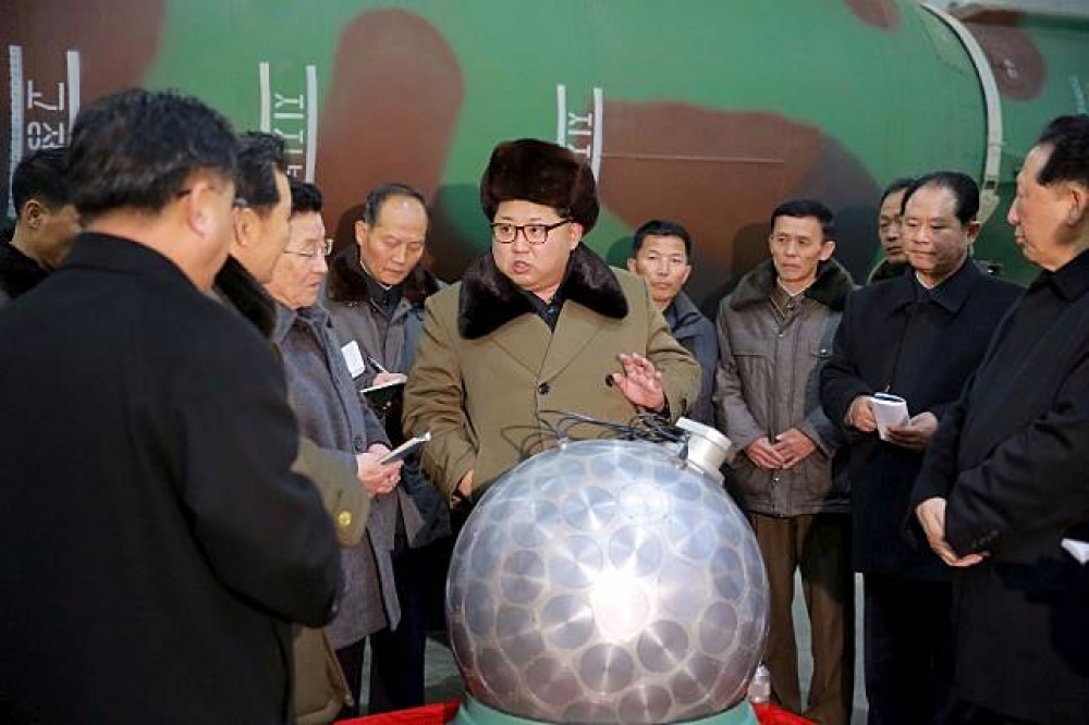 金正恩身旁環繞一群北韓研究學者。（湯森路透）
