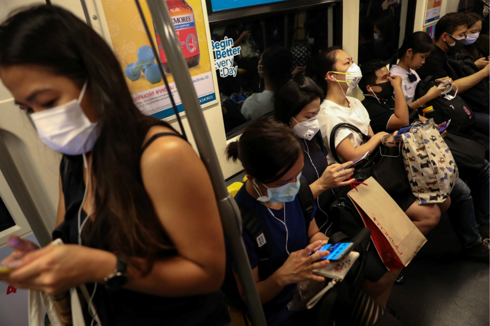嚴重霧霾籠罩著曼谷，當地居民就連搭捷運都戴著口罩。（湯森路透）