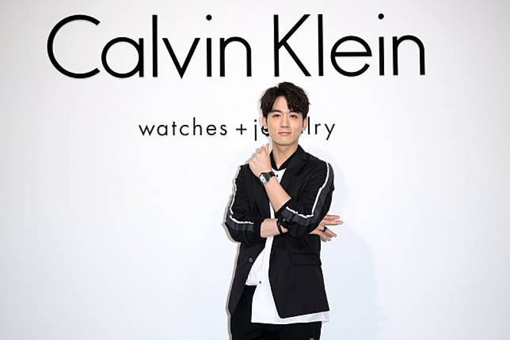 CK Watches 20周年 & 七夕情人節新品發表會_小樂吳思賢配戴CK Watches新品Boost腕錶 （圖片來源：Calvin Klein）