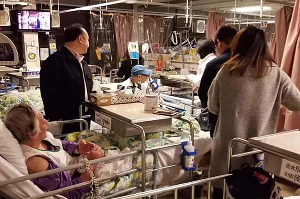 香港近日流感嚴重，病房擠逼病床需放在病房通道。（網上圖片）