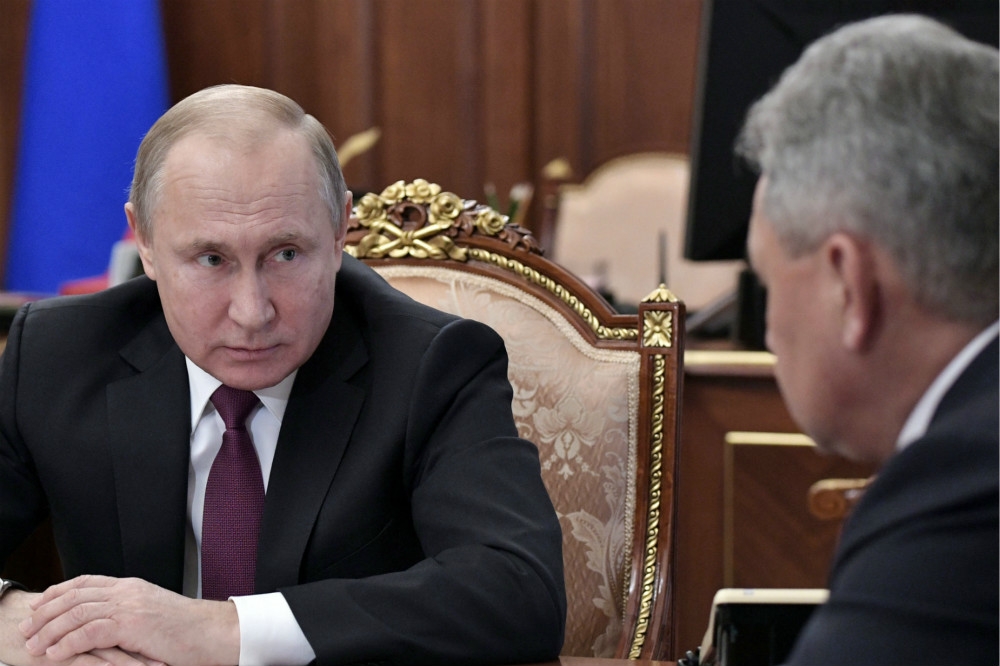 俄羅斯總統普京（圖左）與防長紹伊古（圖右）進行商議。（湯森路透）