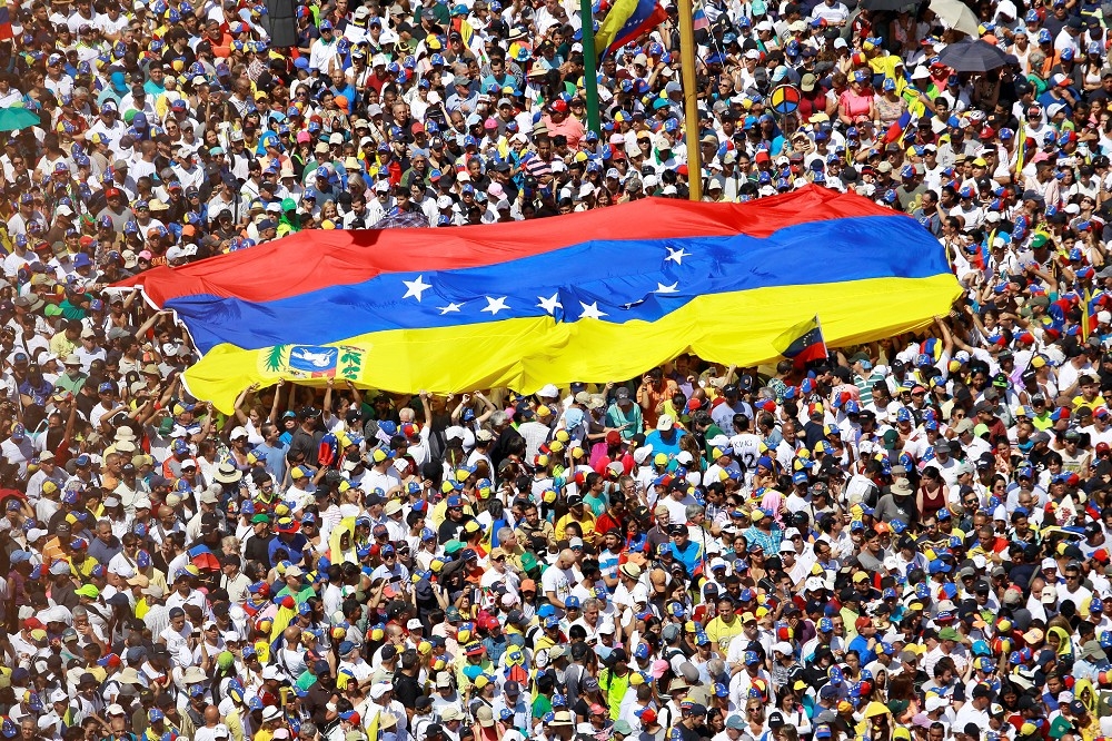 委內瑞拉民眾2日再度走向首都卡拉卡斯街頭，向委內瑞拉現任總統馬杜洛施壓。（湯森路透）