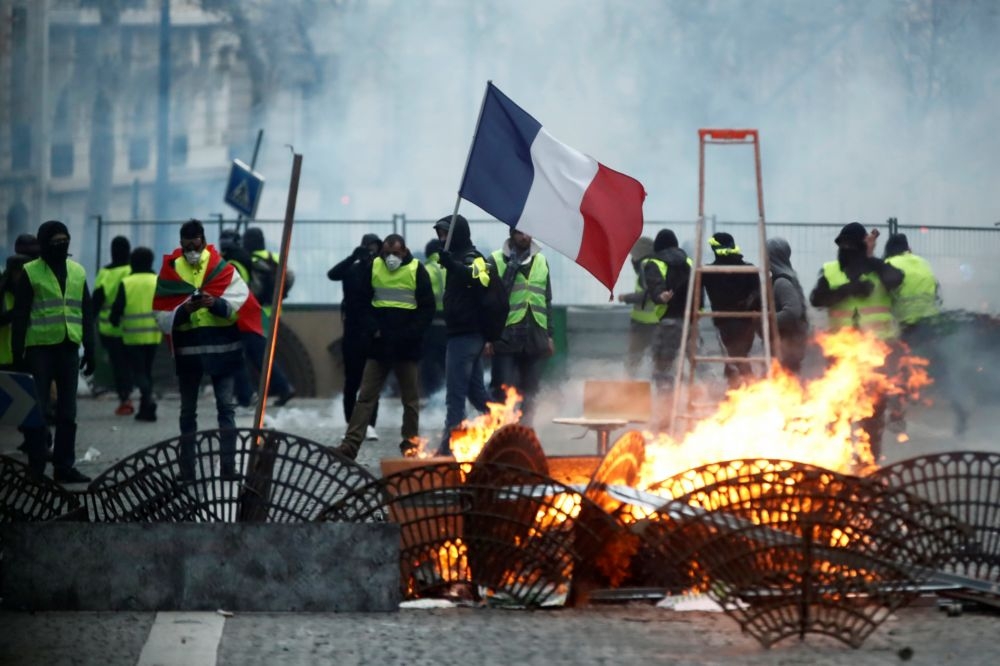法國黃背心示威者向警方挑釁。（湯森路透）