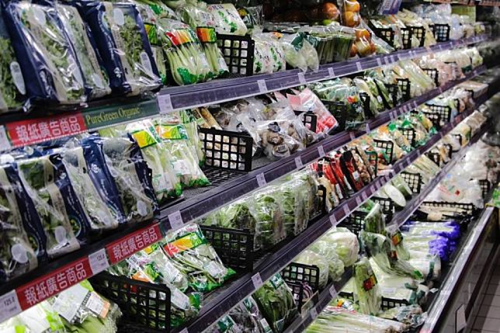 台北市衛生局公布6月份抽驗生鮮蔬果殘留農藥結果，80項產品中，芹菜、芒果、青江菜、彩椒四件蔬果不符合規定。（資料照片）
