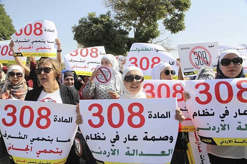 約旦婦女倡議份子1日齊聚國會外，要求議員廢除允許性侵犯娶受害者的第308條款。（美聯社）