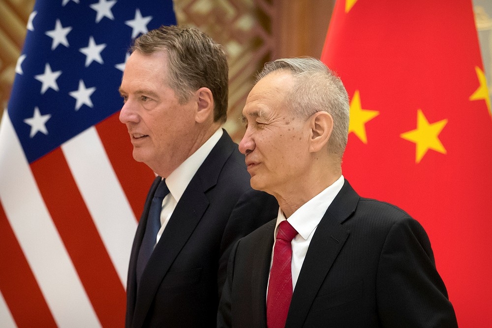 美國貿易代表萊特澤（左）、中國國務院副總理劉鶴（右）15日於中國北京。（湯森路透）
