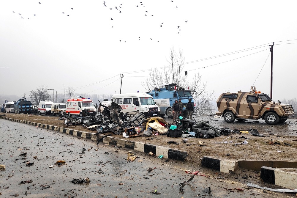 印度控制的喀什米爾邦的普爾瓦馬地區14日爆發自殺炸彈案。（湯森路透）