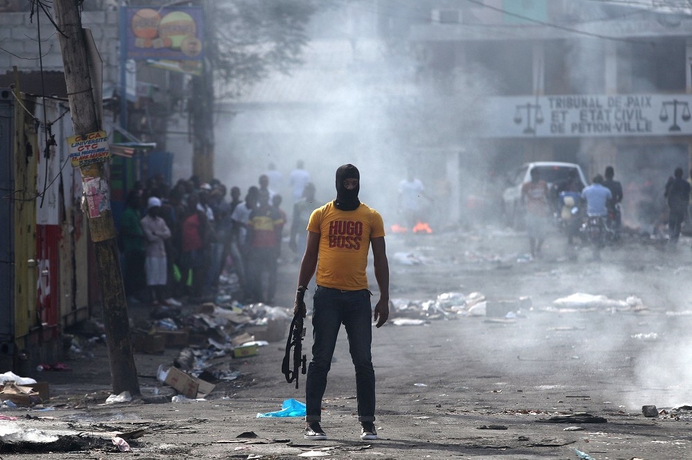 海地民眾抗議政府貪汙、通貨膨脹。（湯森路透）