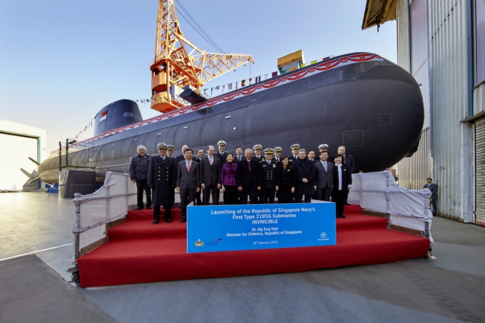 新加坡國防部長黃永宏與夫人，赴德國出席新型「無敵級」潛艇下水儀式。（圖片取自thyssenkrupp AG）