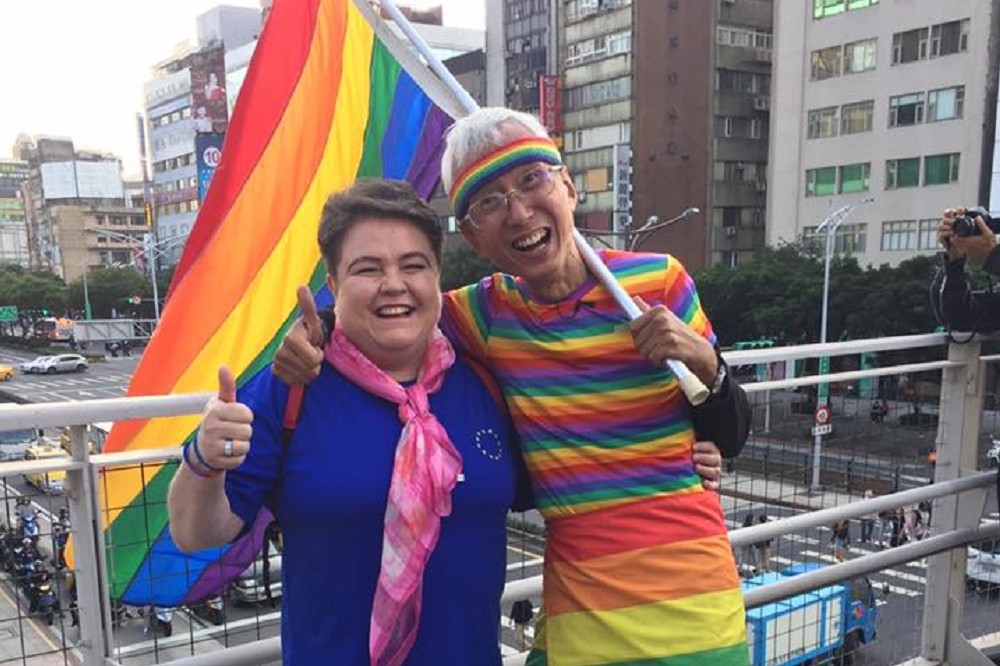 針對行政院近日提出同婚專法草案，歐洲經貿辦事處處長馬澤璉(左)在臉書發文力挺，期待台灣在同志婚姻平權上持續邁進。（取自歐洲經貿辦事處臉書）