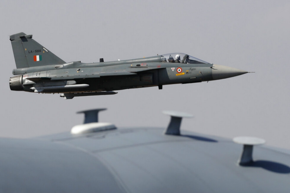 印度空軍於航展展示自製的光輝戰機。（美聯社）
