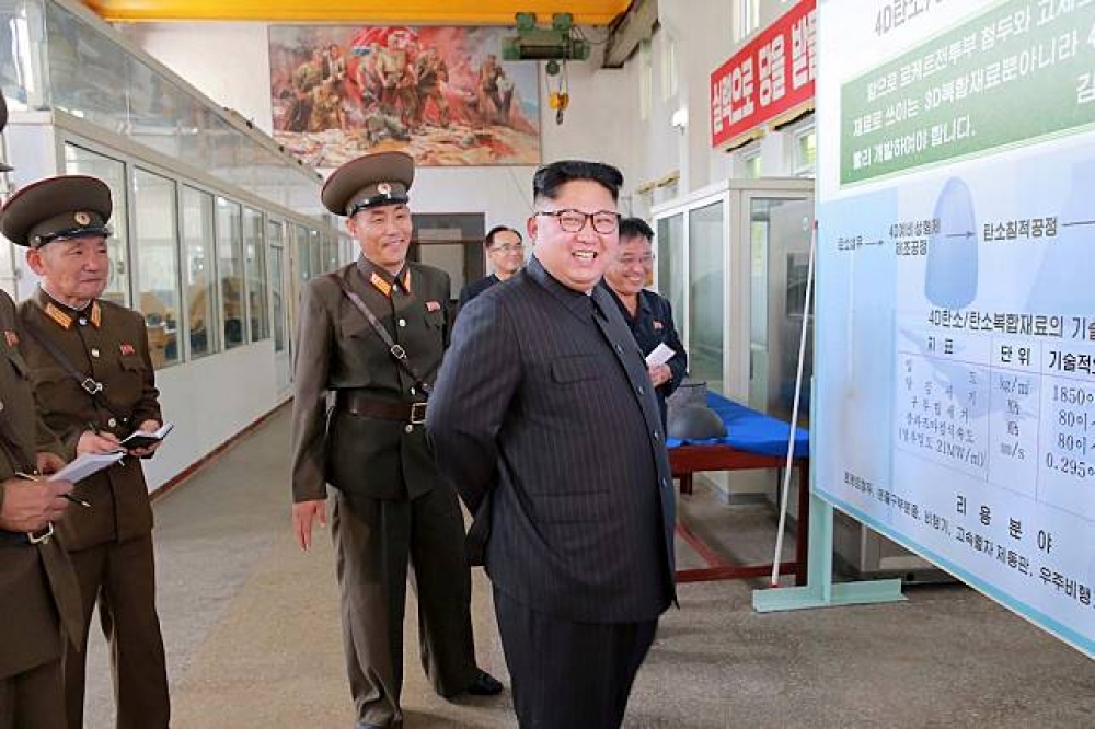 北韓領導人金正恩近日視察飛彈研發機構。（湯森路透）