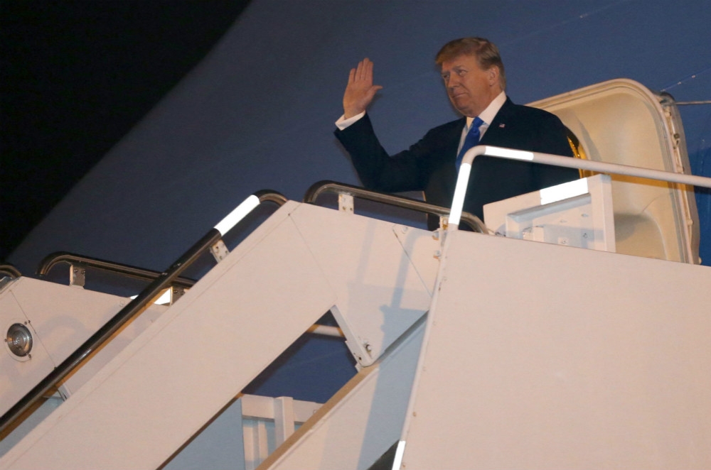 搭乘空軍一號專機抵達河內機場的美國總統川普。（湯森路透）