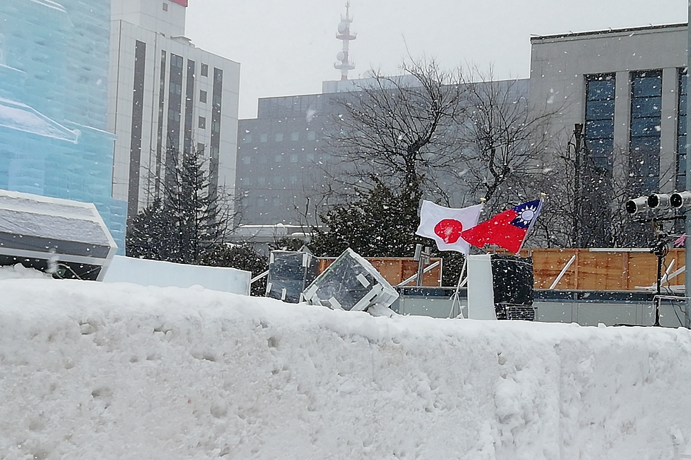 北海道台灣會場前飄揚的台日國旗。（作者提供）