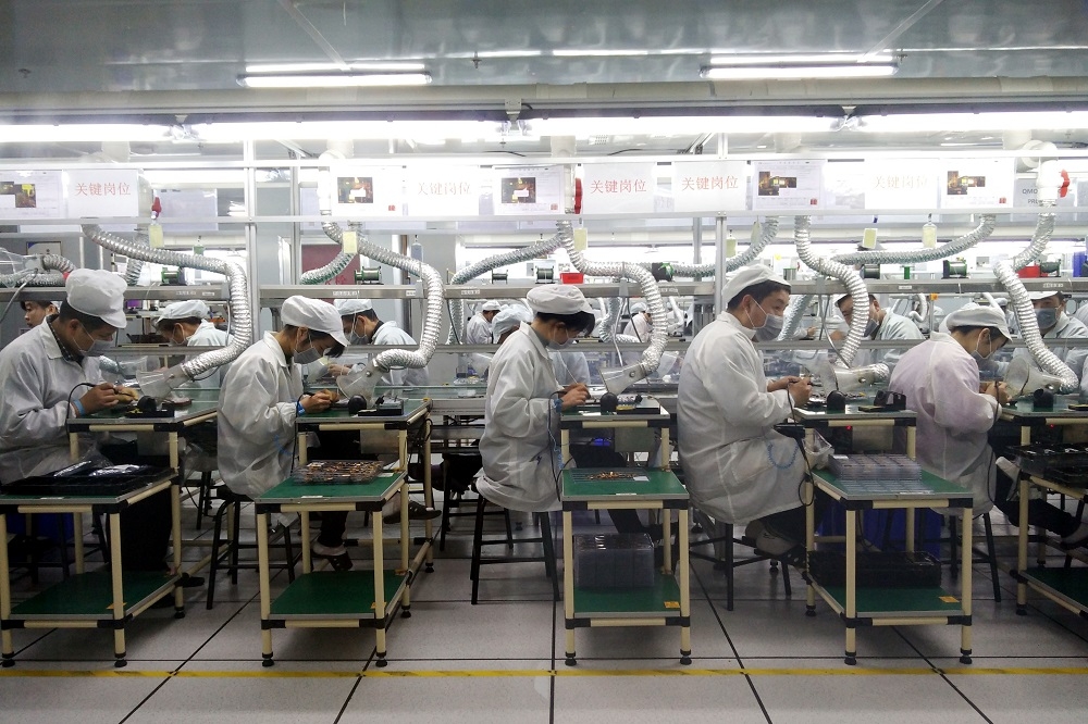 河南鄭州一家手機代工廠內，工人正在生產線。鄭州富士康生產了全球大約一半的蘋果手機。（中新社）