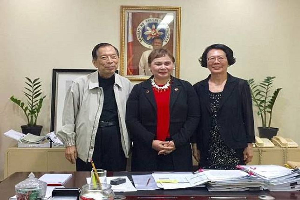  陳由豪（左）7月拜會菲律賓經濟區管理局（PEZA）局長普拉薩（中）。（翻攝自普拉薩臉書）