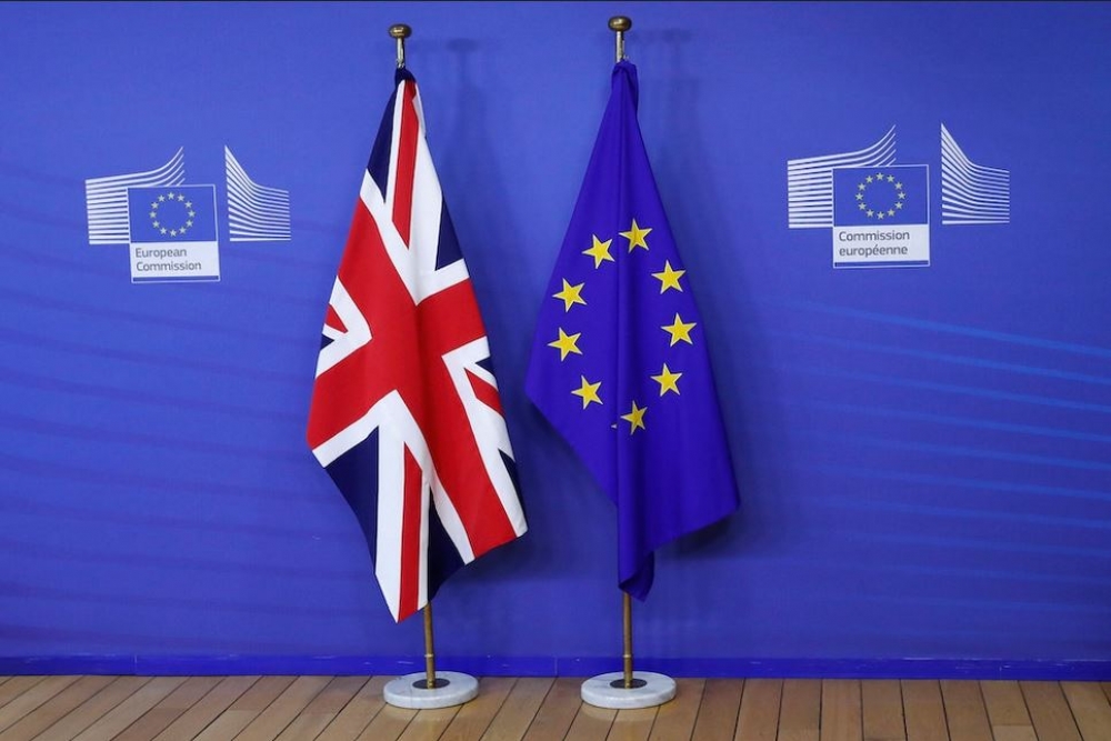 英國國旗與歐盟旗幟。（湯森路透）