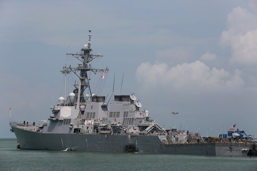 美國驅逐艦馬侃號在麻六甲海峽與商船擦撞後，停靠在新加坡樟宜海軍基地。（美聯社）