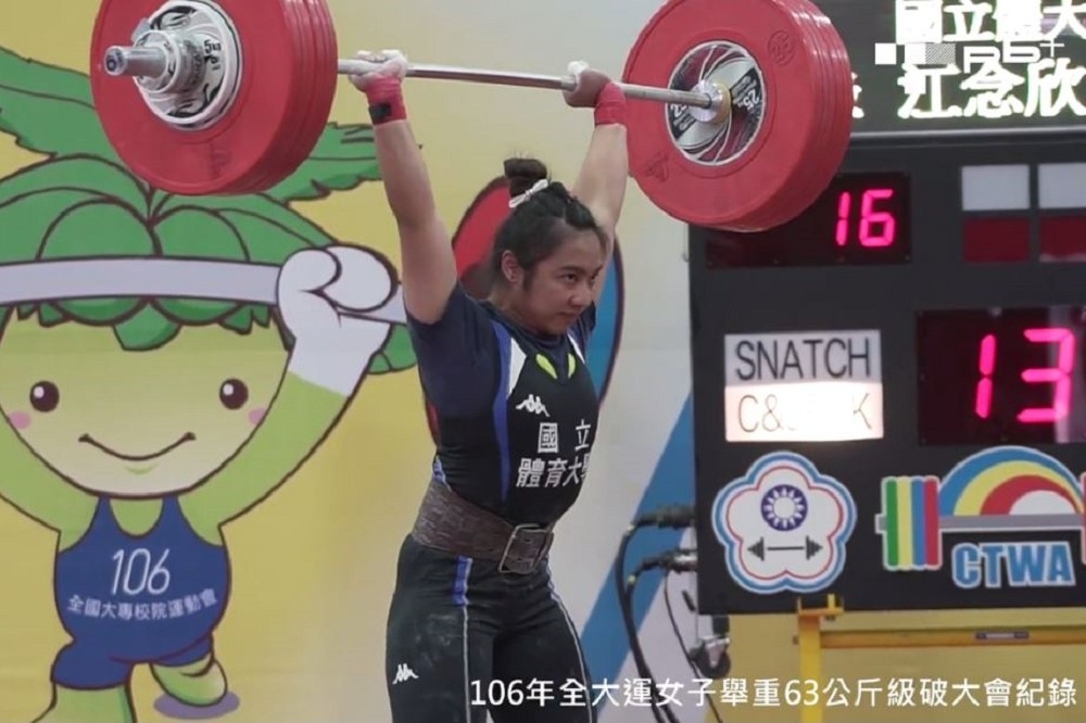 世大運舉重項目22日在淡江大學體育館開戰，台灣女子舉重選手江念欣在63公斤級登場，抓舉97公斤、挺舉126公斤，總和223公斤，收下一面銅牌。（圖片取自蔡英文臉書）