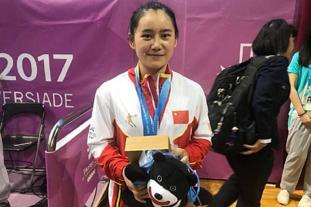 中國隊此次世大運尚無奪金紀錄，21日的女子53公斤級舉重比賽，劉鳳一舉拿下銀牌。（圖片取自新浪微博@陽光-王哲群）