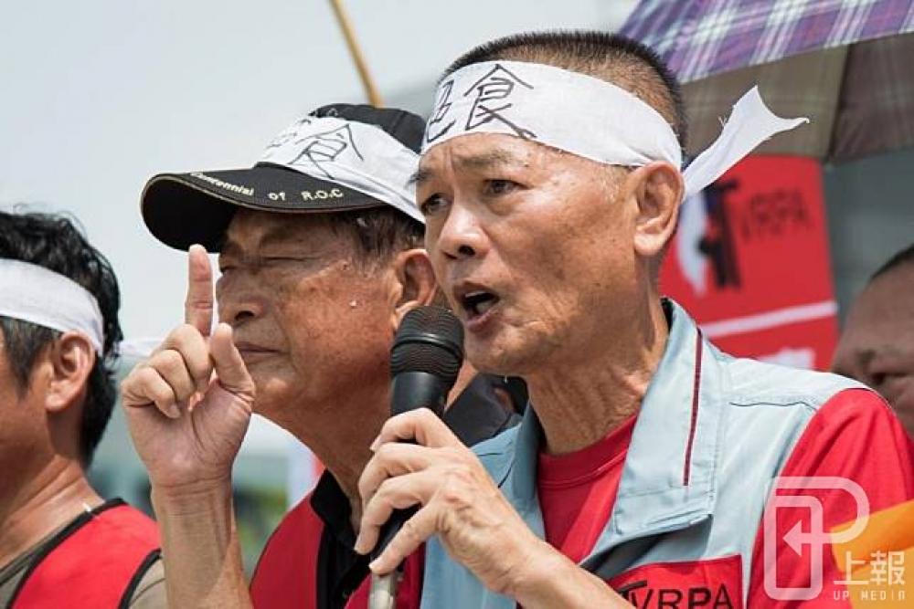 反年改團體21日召開記者會，黃正忠表示，自己是溫良恭儉讓的台灣人民，反問在場所有記者；「我看起來像暴徒嗎？」（資料照片）