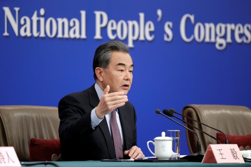 中國外長王毅8日召開記者會。（湯森路透）